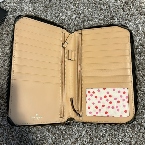 Black EUC Kate  Spade travel wallet - - Picture 2 of 3